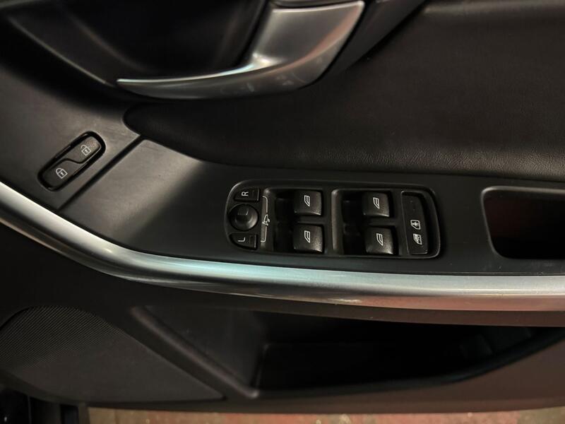 VOLVO XC60 2.4 D4 R-Design Lux Nav 2014