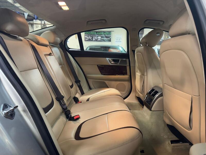 JAGUAR XF 2.2 d Portfolio 2012