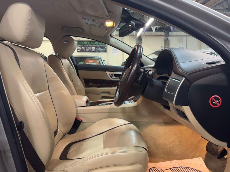 JAGUAR XF 2.2 d Portfolio 2012
