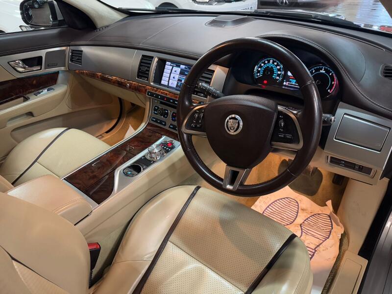 JAGUAR XF 2.2 d Portfolio 2012