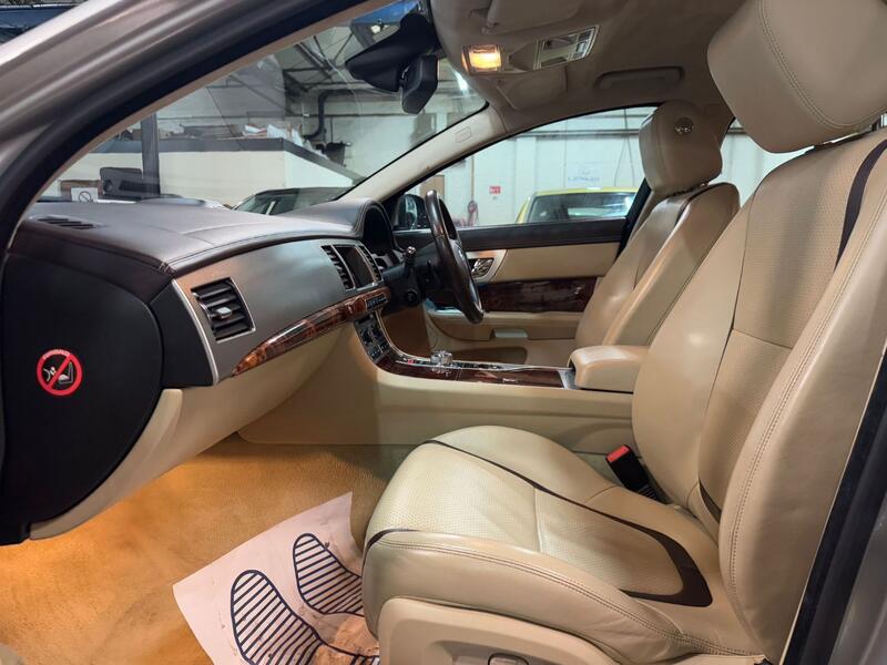 JAGUAR XF 2.2 d Portfolio 2012