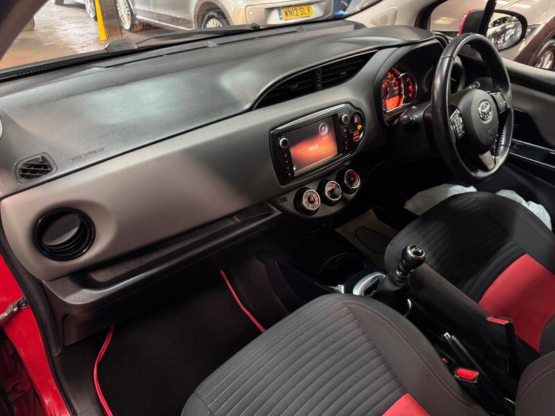 TOYOTA YARIS 1.3 Dual VVT-i Sport 2015