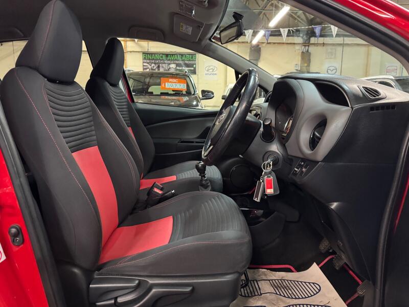 TOYOTA YARIS 1.3 Dual VVT-i Sport 2015