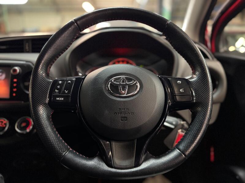 TOYOTA YARIS 1.3 Dual VVT-i Sport 2015