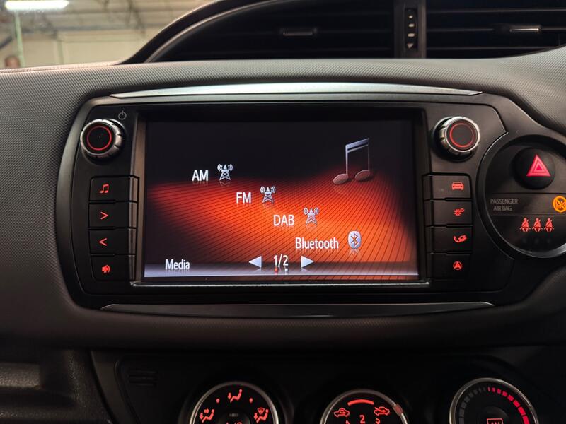 TOYOTA YARIS 1.3 Dual VVT-i Sport 2015
