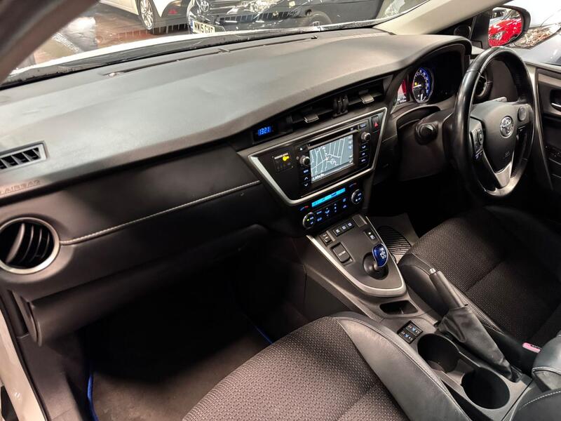 TOYOTA AURIS 1.8 VVT-h Excel 2014