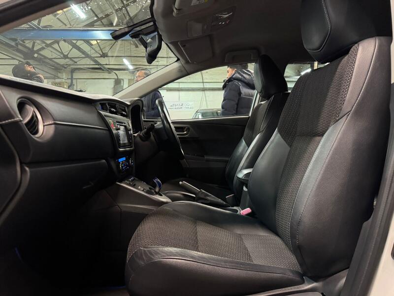 TOYOTA AURIS 1.8 VVT-h Excel 2014