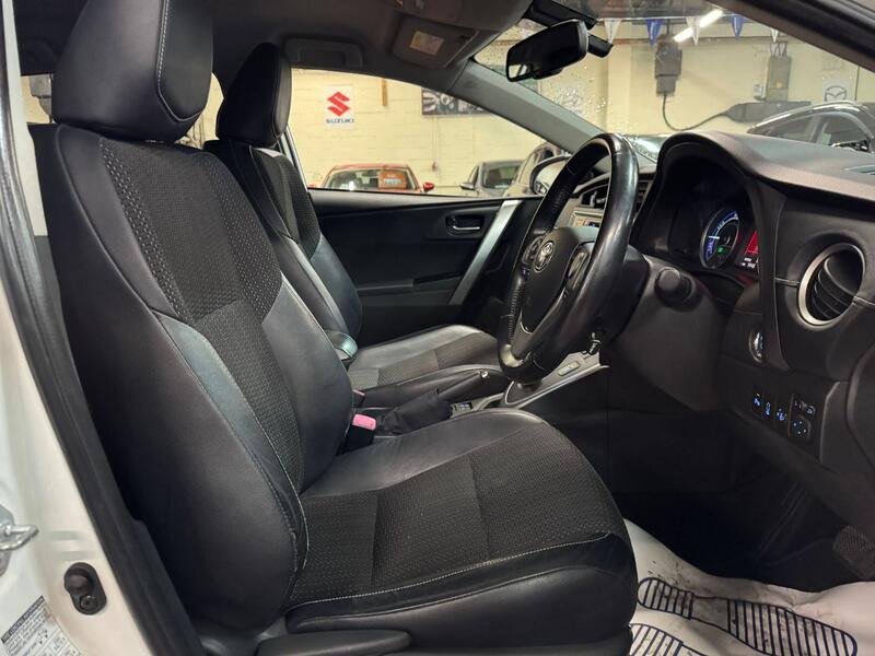 TOYOTA AURIS 1.8 VVT-h Excel 2014